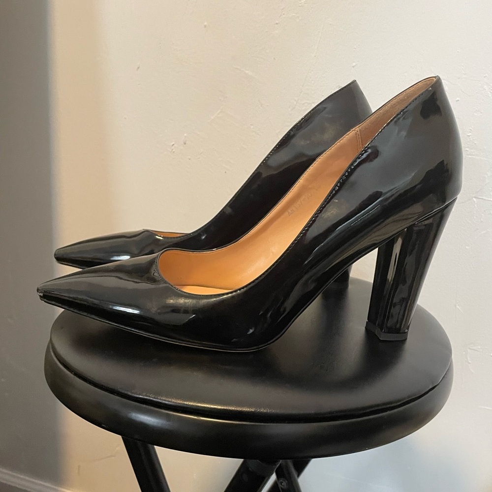 Black, patent leather chunky heel pumps, size 14.